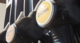 Ausschnitt einer Zapfsäule mit Diesel Aufschrift
