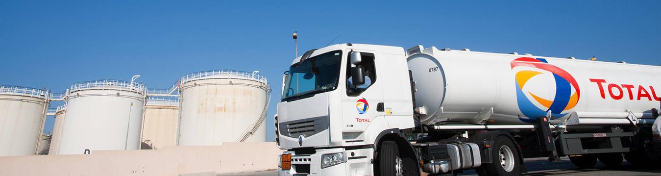 


TOTAL Heizöl Tankwagen für Bio-Heizöl vor Hochhäusern
