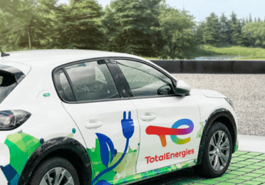 Total Energies E-Auto an Schnellladesäule