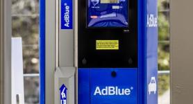 Blaues AdBlue Schild
