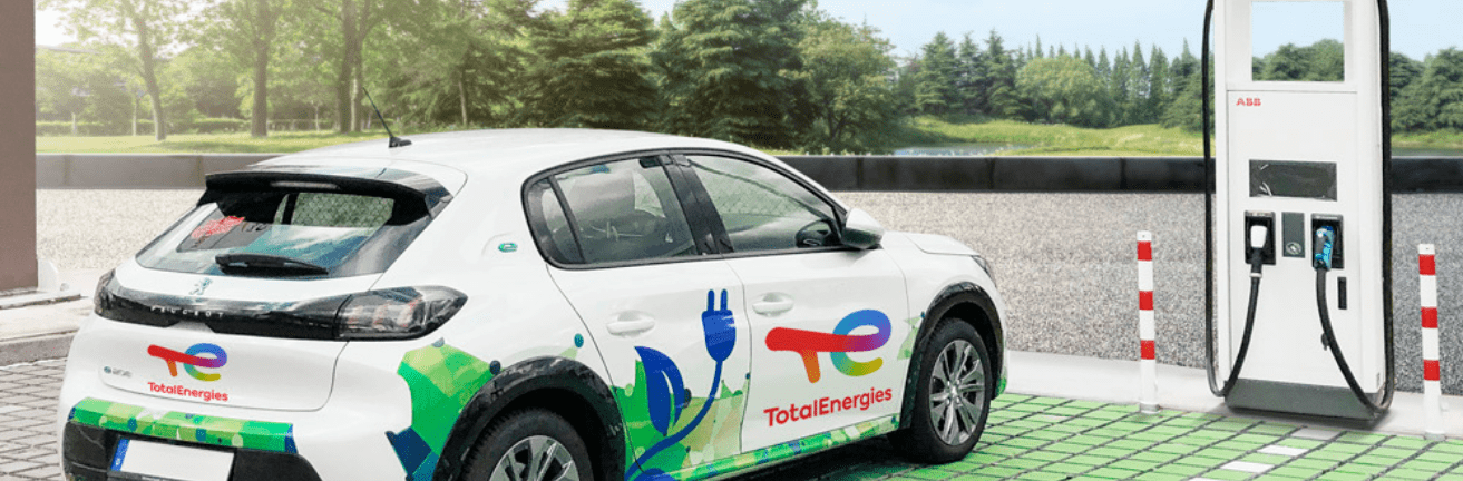Total Energies E-Auto an Schnellladesäule